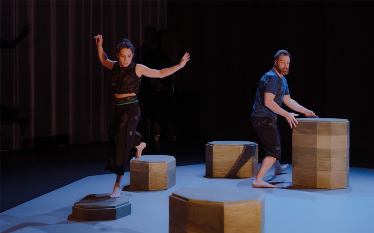  BRONKS & Compagnie Tea Tree sur sc&egrave;ne avec des plateformes