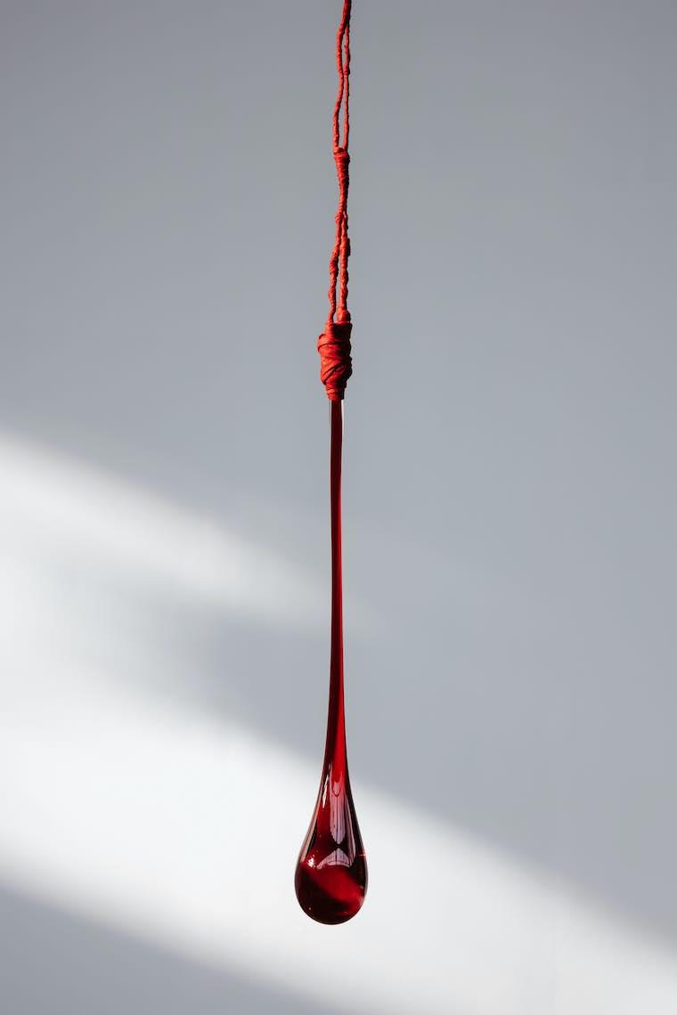 Laurence Dervaux, "Chaque sculpture represente la quantité de sang contenue dans un corps humain adulte ou enfant", 2023, Détail au BPS22. ©Photo Leslie Artamonow