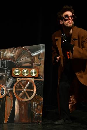L'inventeur fou près de sa machine