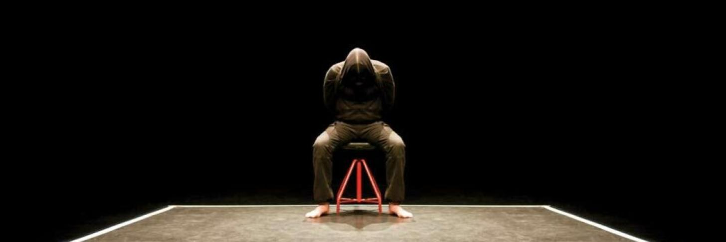 Un homme debout