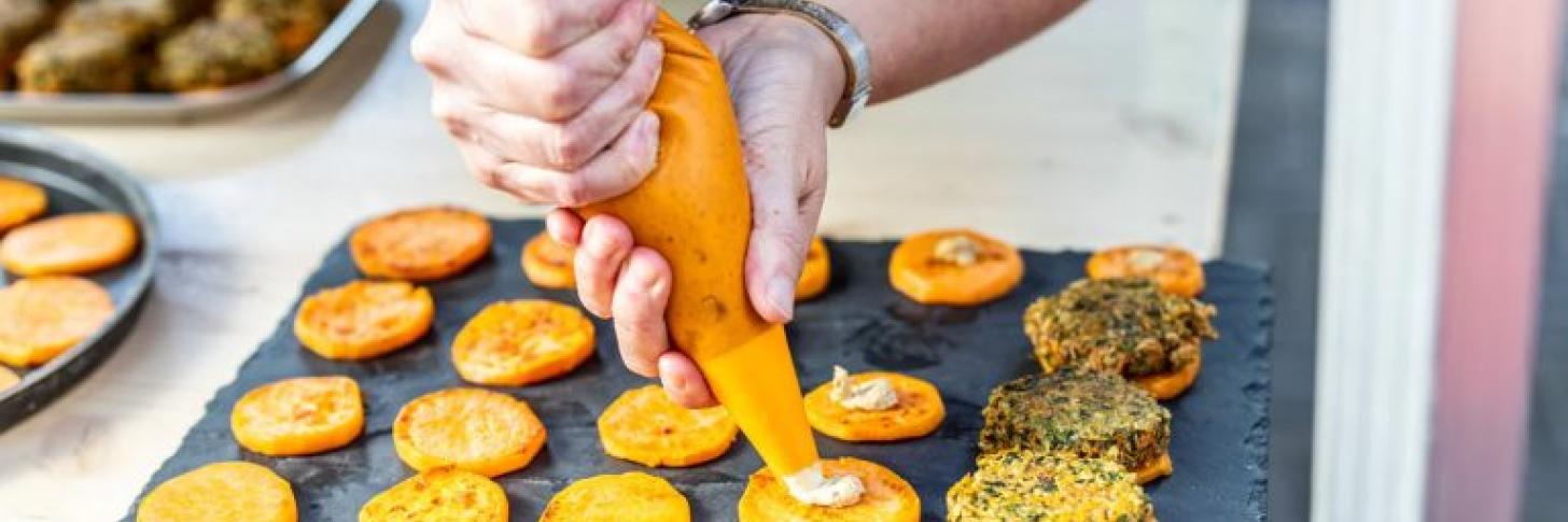 Personne en train de pocher / cuisiner