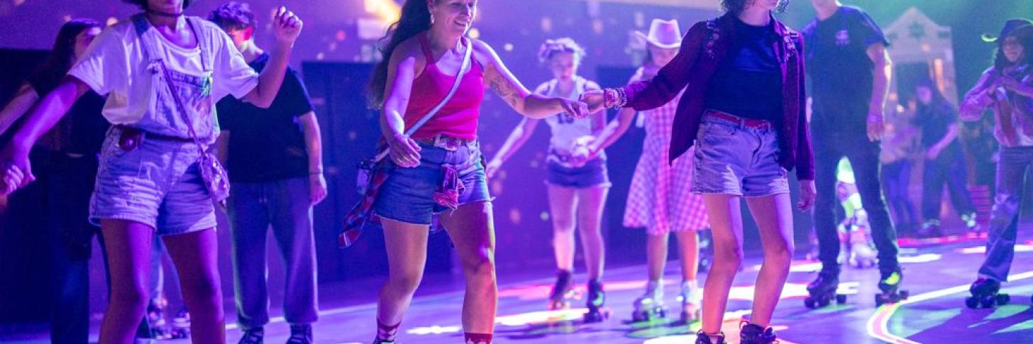 Personnes pratiquant du roller en costume 