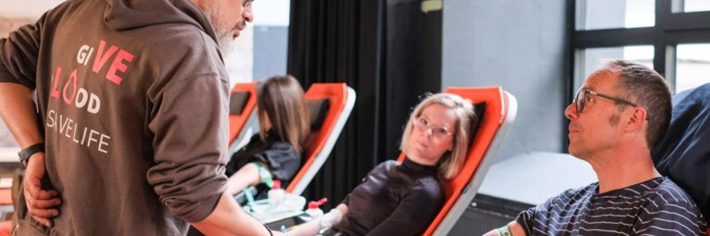 Personnes en train de donner