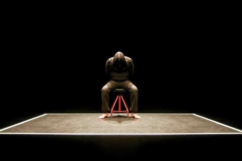 Un homme debout