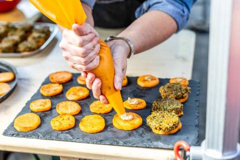 Personne en train de pocher / cuisiner