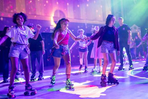 Personnes pratiquant du roller en costume 
